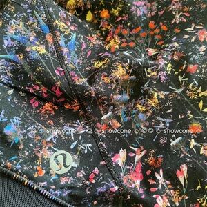 Lululemon Hotty Hot Short 2.5"
Flowerescent Multi / Black